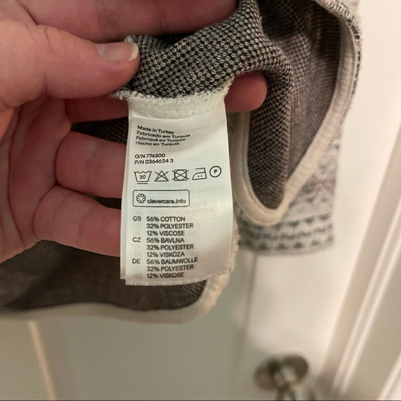 H&M size small pink, white, and black geometric print sweater! - Picture 6 of 6